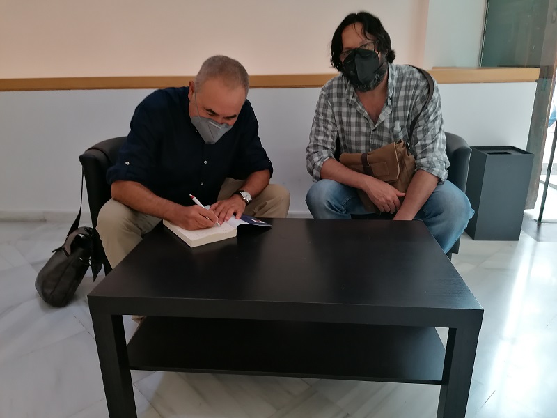 Firmando el autor un ejemplar a Sergio Reyes - Fotos del evento Exlibris 2021 presentación de Maryam de Siyasa de Antonio Balsalobre
