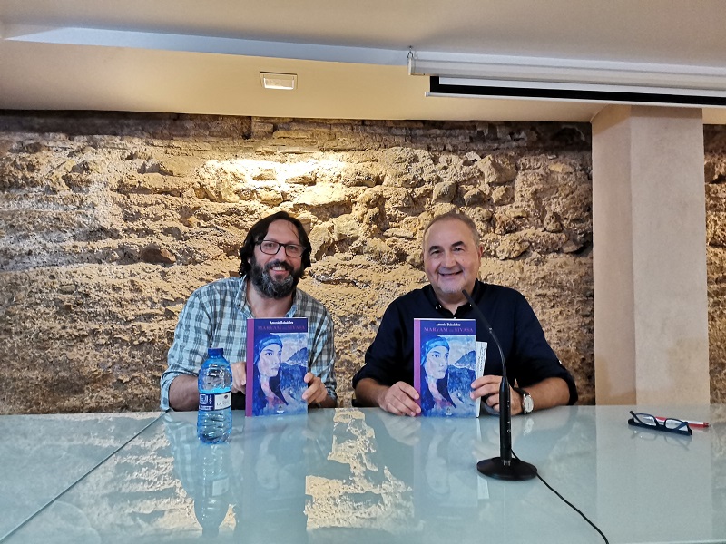 Posando con ejemplares del libro Sergio Reyes y el autor - Fotos del evento Exlibris 2021 presentación de Maryam de Siyasa de Antonio Balsalobre