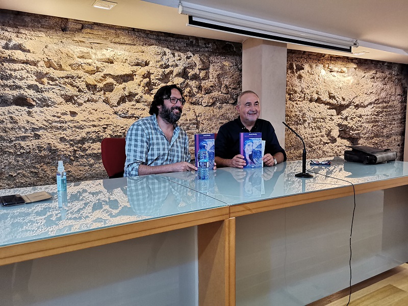 Otra imagen posando con libros del autor presentado por Sergio Reyes - Fotos del evento Exlibris 2021 presentación de Maryam de Siyasa de Antonio Balsalobre