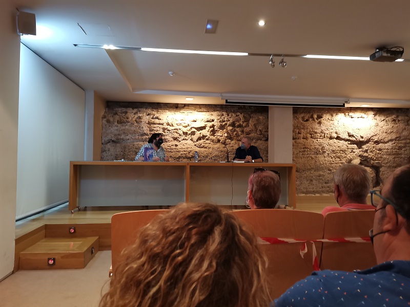Sergio Reyes preguntando al autor - Fotos del evento Exlibris 2021 presentación de Maryam de Siyasa de Antonio Balsalobre
