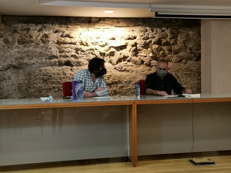 Sergio Reyes escuchando la respuesta del autor - Fotos del evento Exlibris 2021 presentación de Maryam de Siyasa de Antonio Balsalobre