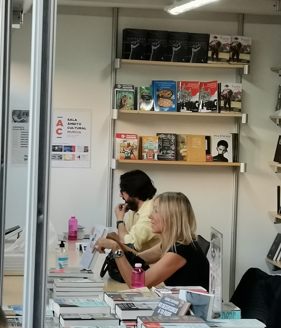 Fotos de los eventos de la feria del libro de Murcia: Firmando en la caseta de El Corte Inglés (domingo 10 octubre) codo con codo con Marta Robles