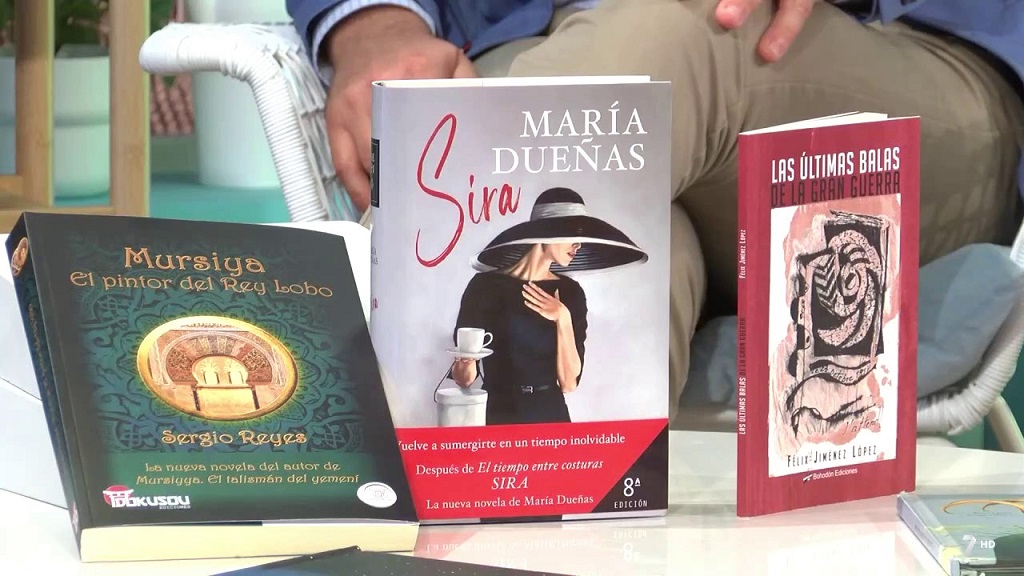 Otra captura en la 7 TV de "Mursiya. El pintor del Rey Lobo" junto a otras obras