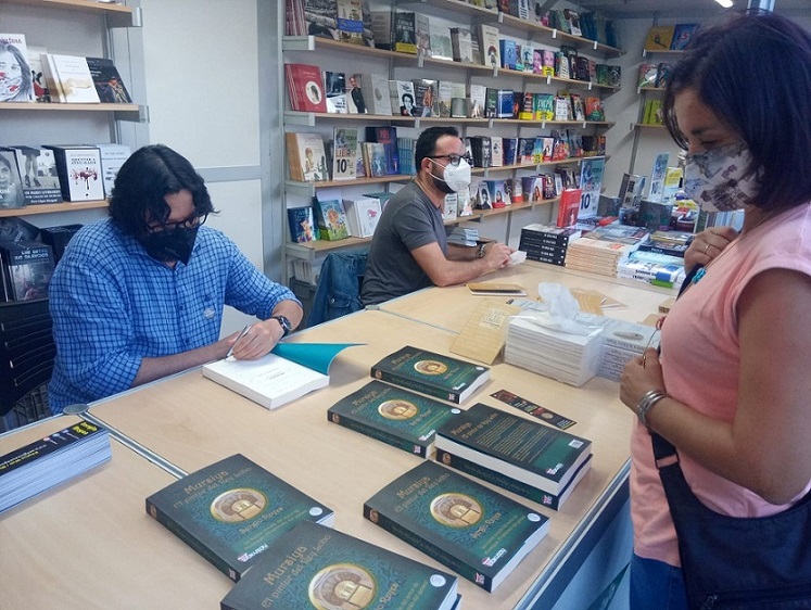 Fotos de los eventos de la feria del libro de Murcia: Firmando en la caseta de El Corte Inglés (sábado 9 octubre) con Emilio Soler al lado y una lectora