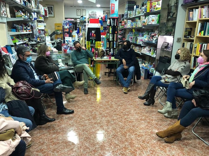 Un momento panorámico del encuentro con lectores en el Club de Lectura Caballero de Mula