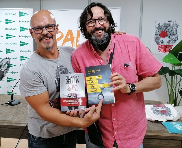 Sergio Reyes Puerta con César Pérez Gellida y libros en las manos, como el de Astillas en la piel (foto by Pepa). ¡Ojo a la peineta de César!