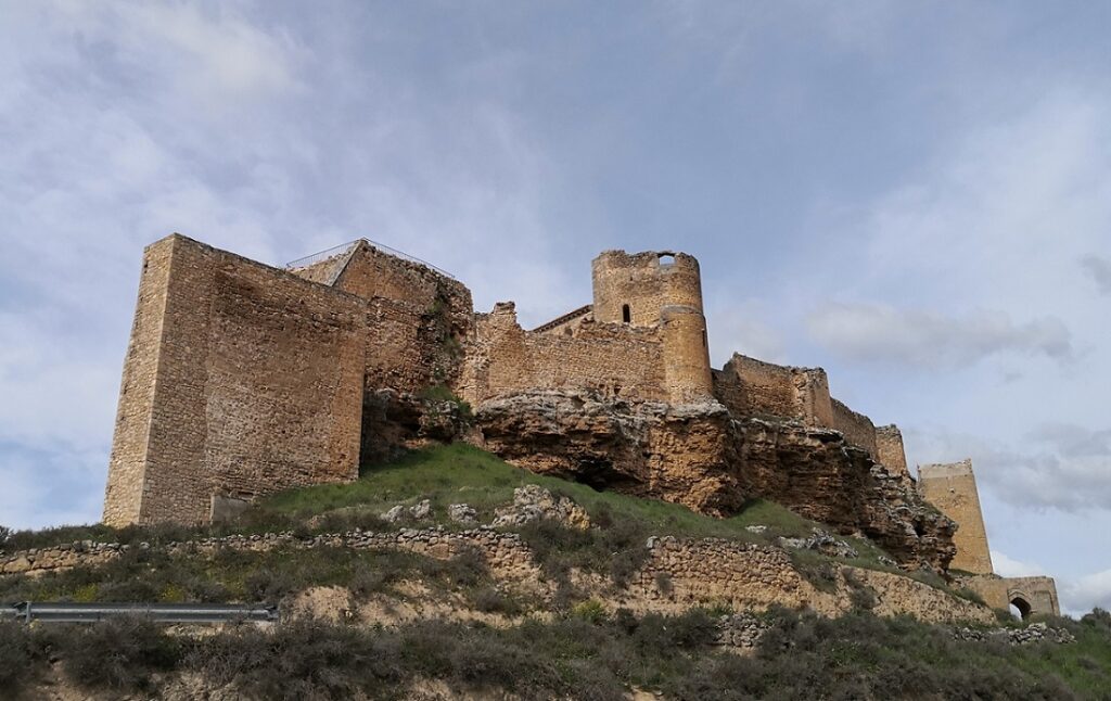 Exterior 1 del castillo de Zorita, donde se encontraron Alfonso VII y Muhammad ibn Mardanish en febrero de 1149 - Efemérides del Rey Lobo 2