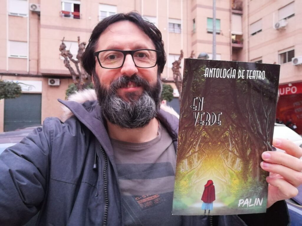 Sergio Reyes con un ejemplar de la Antología de teatro en verde, en la que aparece publicado su obra de microteatro YO NO LO HE INVENTADO de 2021