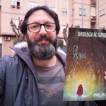 Sergio Reyes con un ejemplar de la Antología de teatro en verde, en la que aparece publicado su obra de microteatro YO NO LO HE INVENTADO de 2021