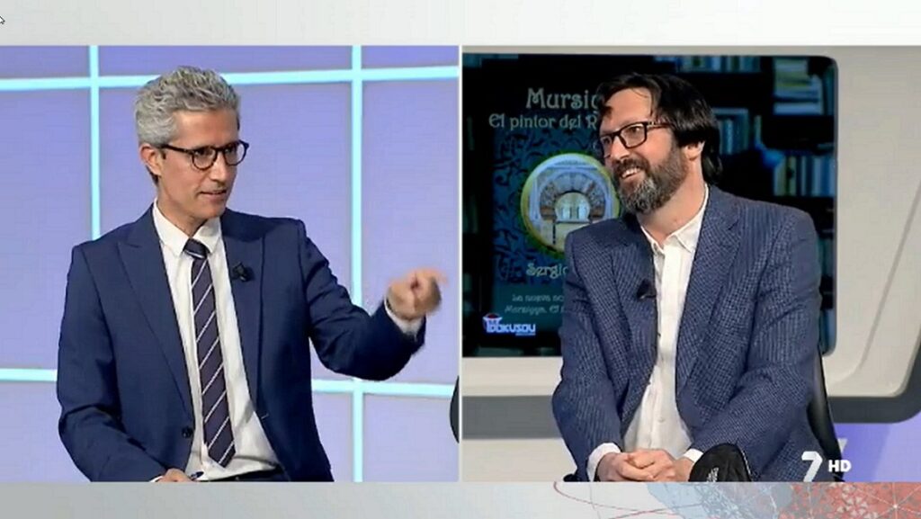 Sergio Reyes en 7TV Región de Murcia charla con Luis Alcázar sobre "Mursiya. El pintor del Rey Lobo" en las noticias de la noche del viernes 25 de febrero de 2022