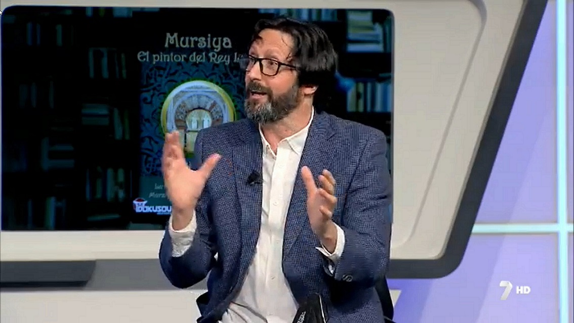 Sergio Reyes en 7TV Región de Murcia, charlando sobre "Mursiya. El pintor del Rey Lobo" y la Murcia andalusí en las noticias de la noche de Luis Alcázar