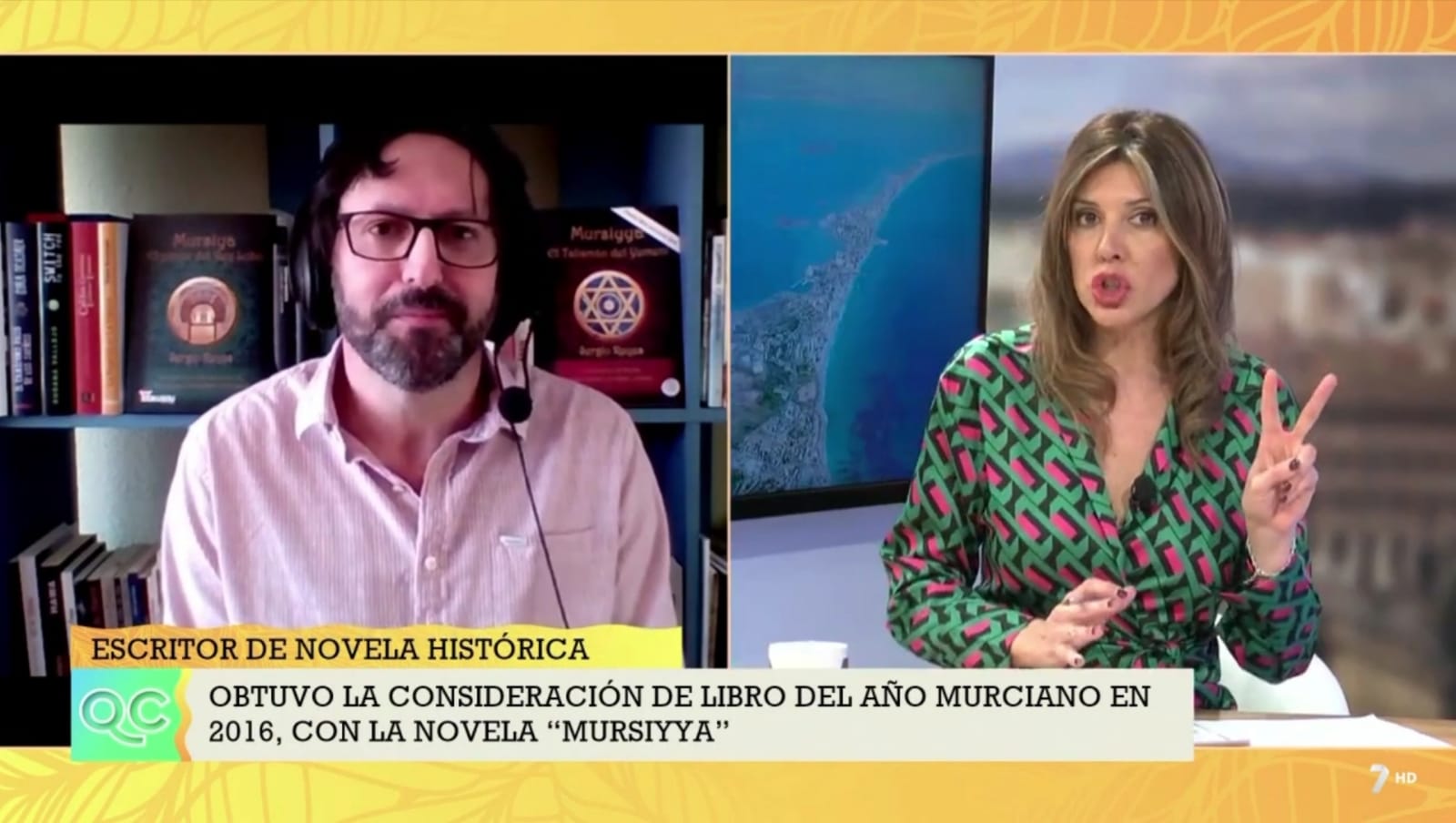 Sergio Reyes en TV 7RM hablando de la serie Mursiya / Mursiyya en el programa Quédate conmigo, dirigido por Encarna Talavera (victoriosa en esta imagen) y con Mariángeles Ibernón llevando la sección literaria