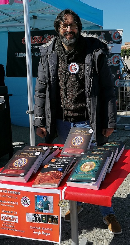Una de las fotos de los eventos de abril 2022 de Sergio Reyes: posando junto a sus libros en Carlin, Feria del comercio de Alcantarilla