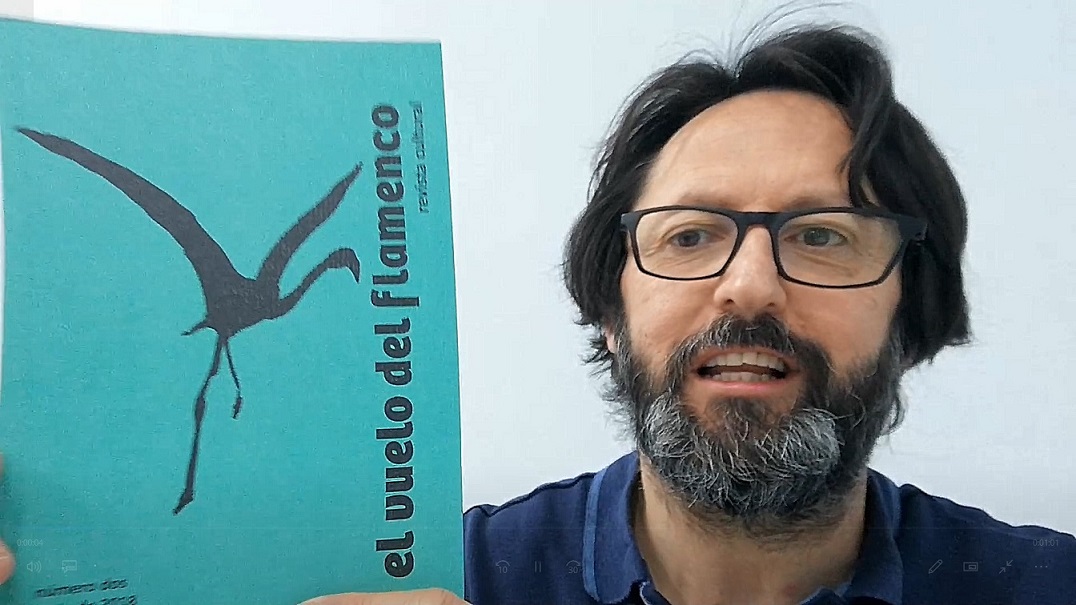 Sergio Reyes muestra un ejemplar de la revista cultural El vuelo del flamenco, nº 2 (2018)