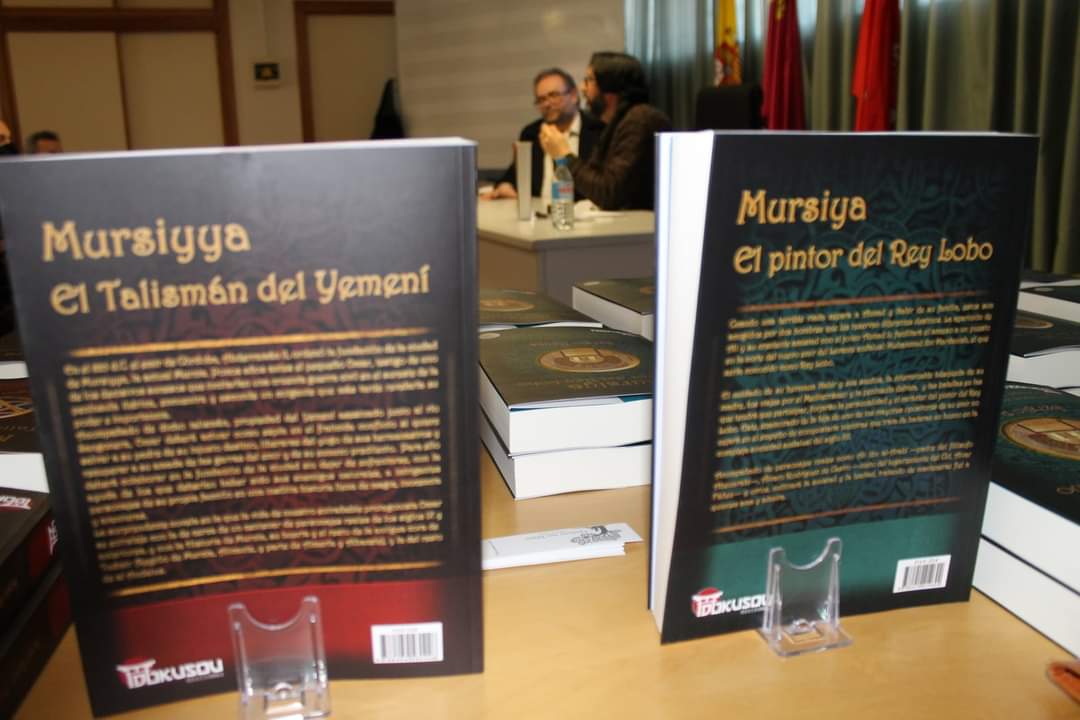 Contraportadas de Mursiya y Mursiyya en la presentación de Monteagudo (abril 2022)