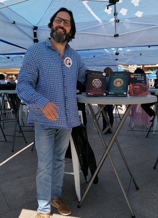 Sergio Reyes con sus libros en la Feria del libro de Alcantarilla