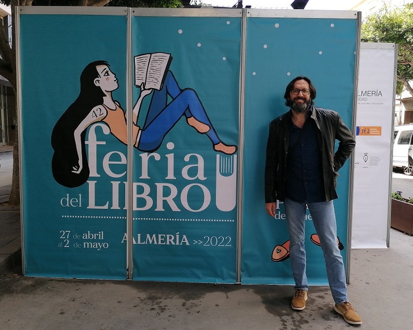 Sergio Reyes posando al inicio de la Feria del libro de Almería