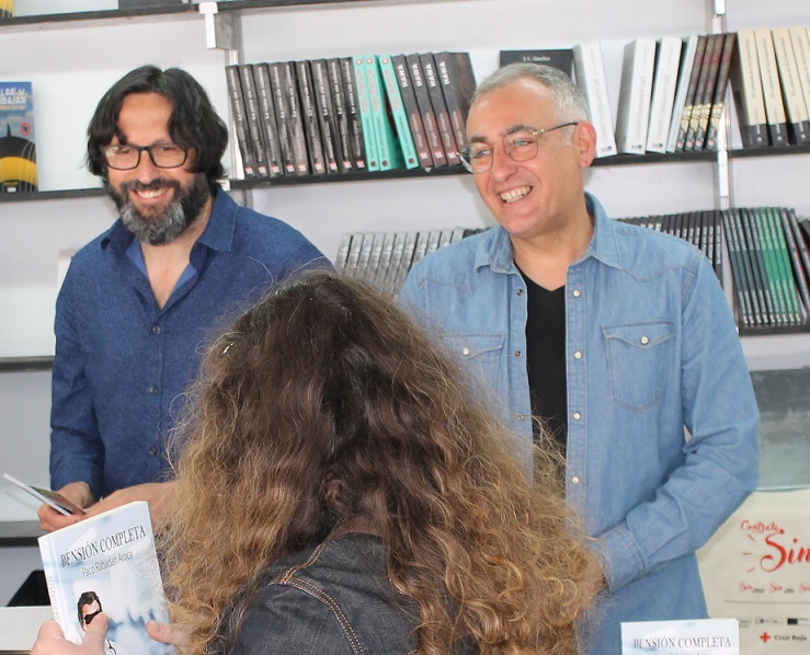 Paco Rabadán y Sergio Reyes firmando libros en la Feria del libro de Almería (Fotos de los eventos de abril 2022)