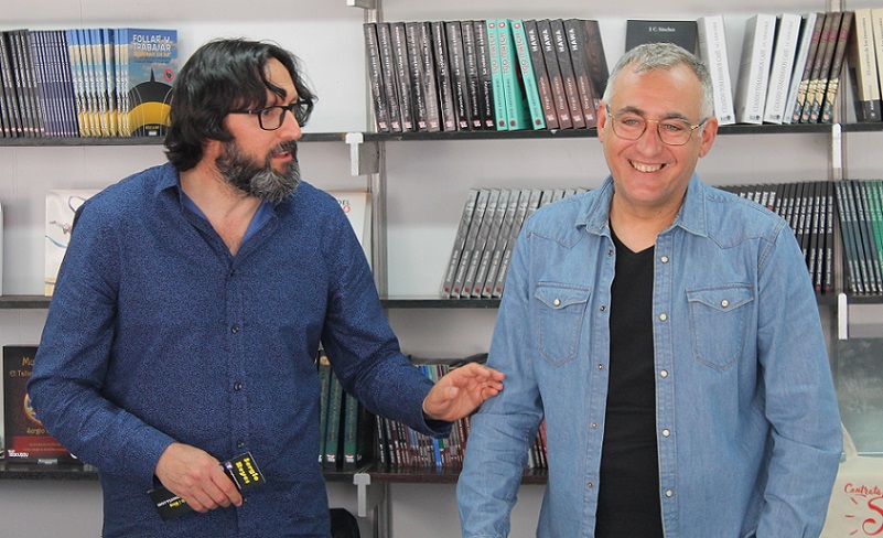 Sergio Reyes le cuenta un chiste malo a Paco Rabadán en la Feria del libro de Almería (fistro pecadooor)