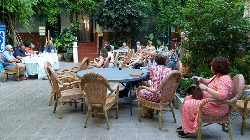 Una de las fotos de los eventos del verano 2022: Sergio Reyes en la mesa redonda de literatura histórica de La Mar de Libros; plano general; foto de la organización