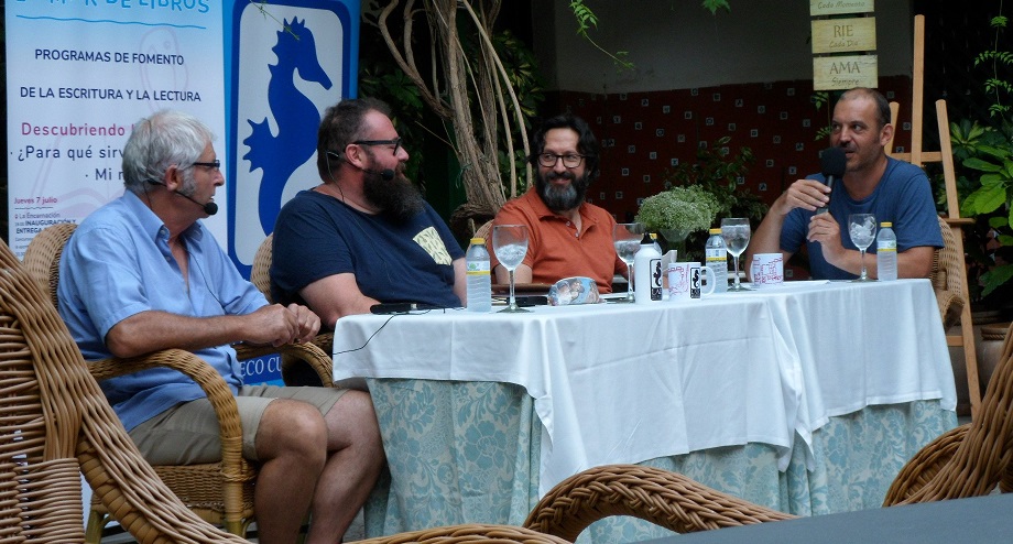 Otra de las fotos de los eventos del verano 2022: Sergio Reyes en la mesa redonda de literatura histórica de La Mar de Libros; tiene la palabra Antonio Zapata; foto de la organización