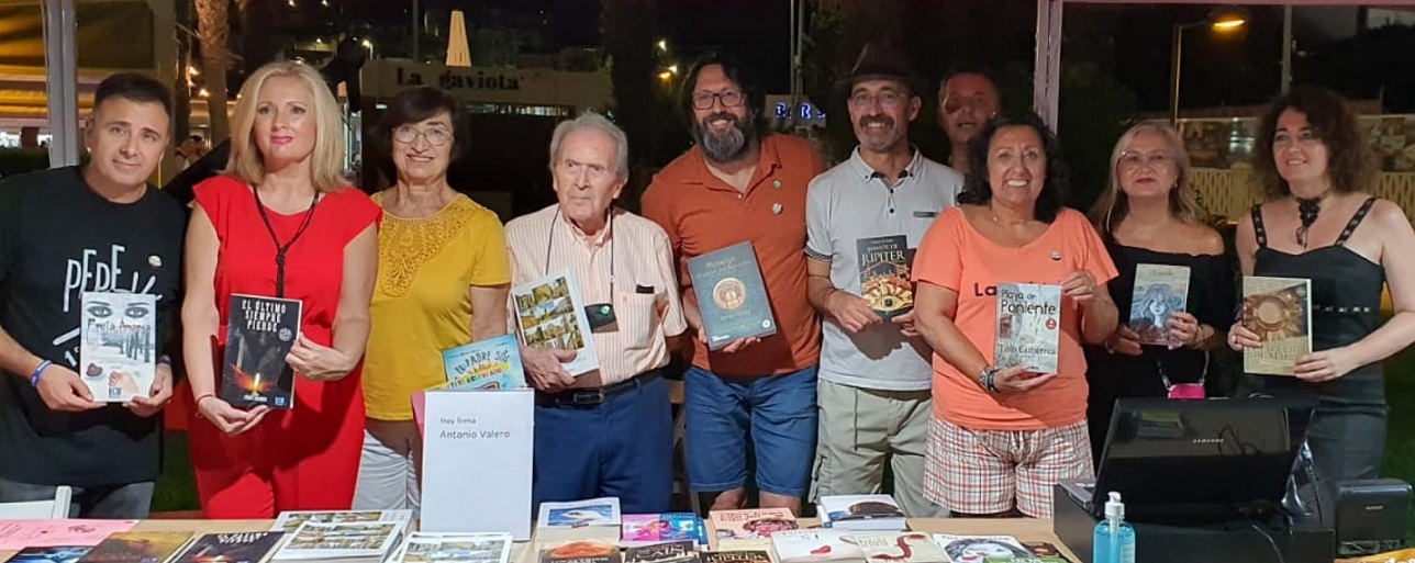 Foto de los eventos del verano 2022: parte del grupo de escritores del día 6 de agosto en la Feria del libro de Águilas