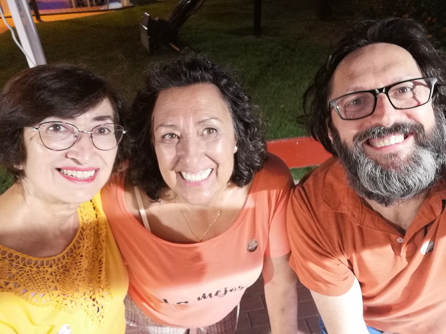Francisca Martínez Merinos, Lola Gutiérrez y Sergio Reyes (Foto de los eventos del verano 2022) en la Feria del libro de Águilas