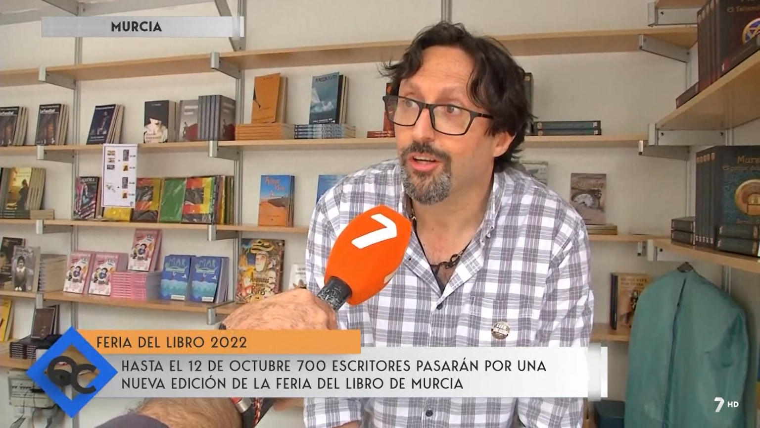 Sergio Reyes en 7TV Región de Murcia, firmando ejemplares de "Mursiya. El pintor del Rey Lobo" en la Feria del libro de Murcia 2022 Quédate Conmigo 7 de octubre de 2022 Dossier de prensa 2022
