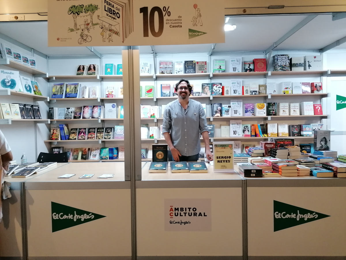 Sergio Reyes en la caseta de El Corte Inglés en la Feria del libro de Murcia 2022