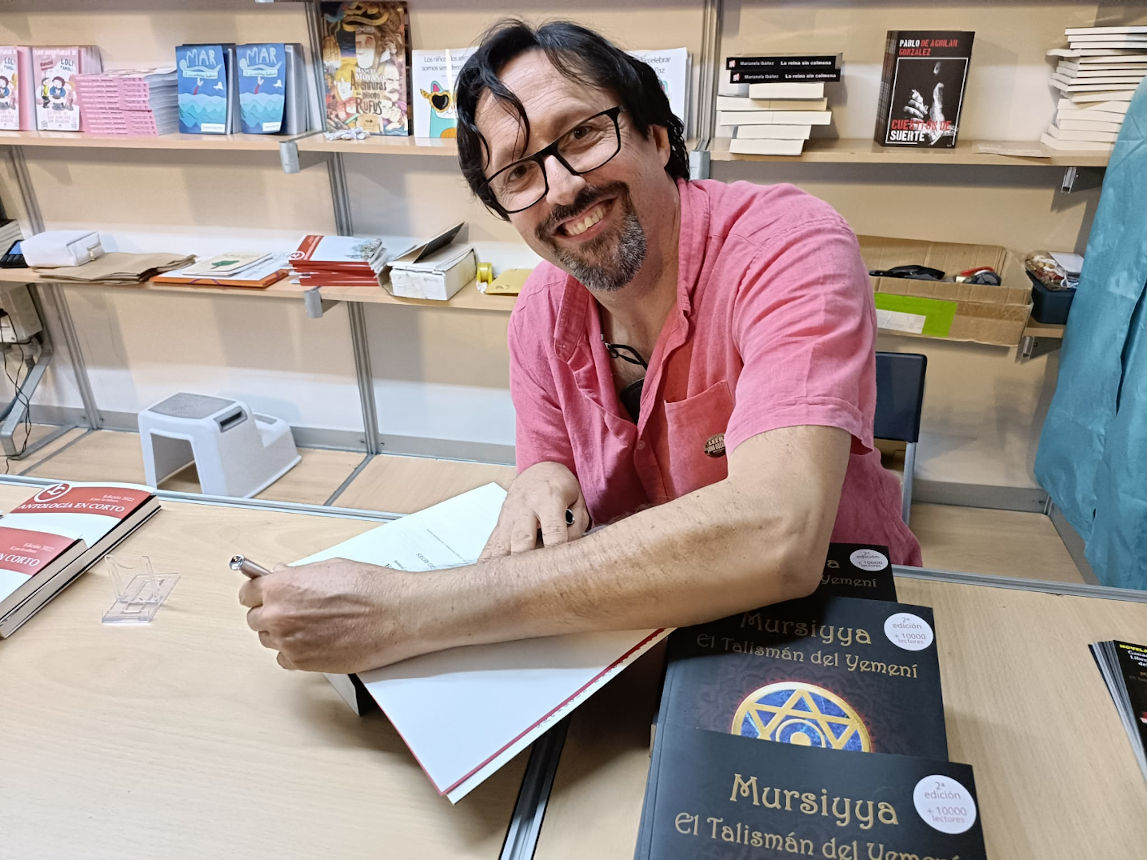 Sergio Reyes firmando en la caseta de Ediciones Dokusou de la Feria del libro de Murcia 2022