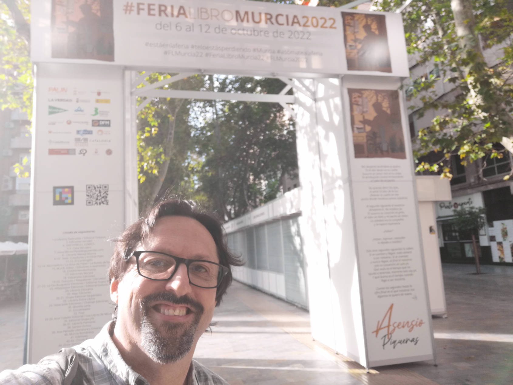 Sergio Reyes posa frente a una de las portadas ya terminada minutos antes del comienzo de la Feria del libro de Murcia 2022