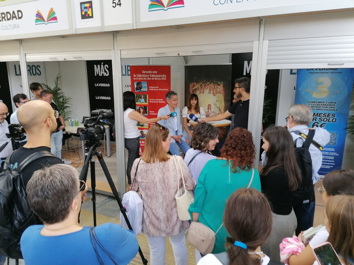 Un evento cualquiera en la caseta de La Verdad de la Feria del libro de Murcia 2022, uno de los principales puntos de celebración de eventos, siempre lleno de vida