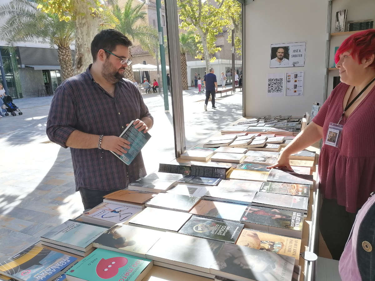 Un momento cualquiera de ciudadanos comprando libros en casetas de la Feria del libro de Murcia 2022
