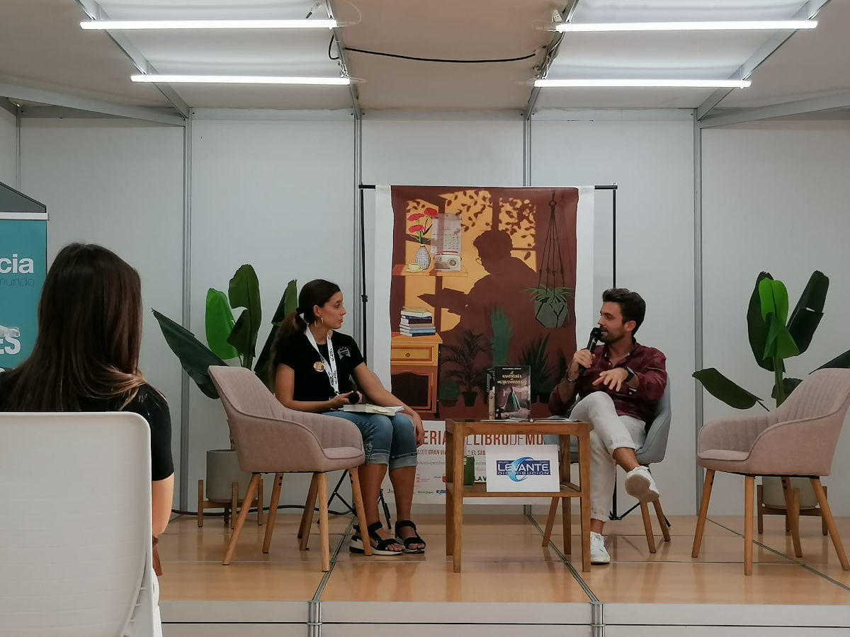 Uno de los eventos en el Pabellón principal de eventos de la Feria del libro de Murcia 2022