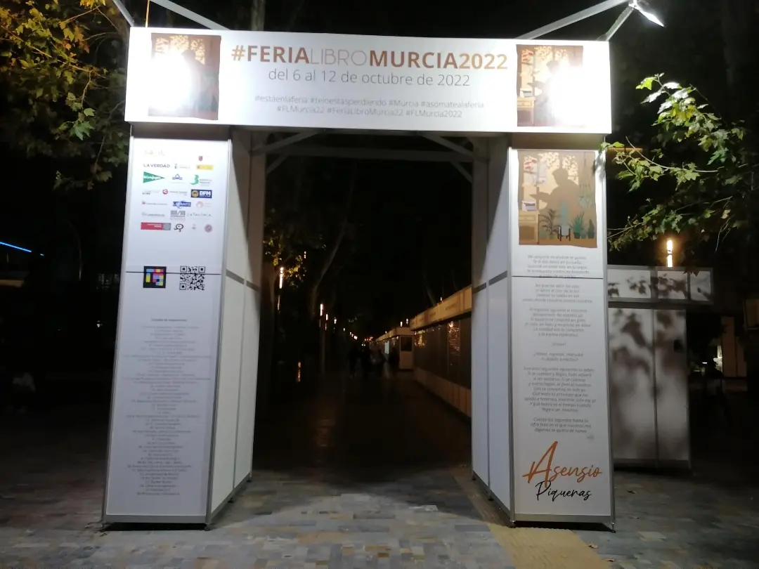 La portada norte a las 22:00 horas del último día de la Feria del libro de Murcia 2022 con todo ya cerrado...
