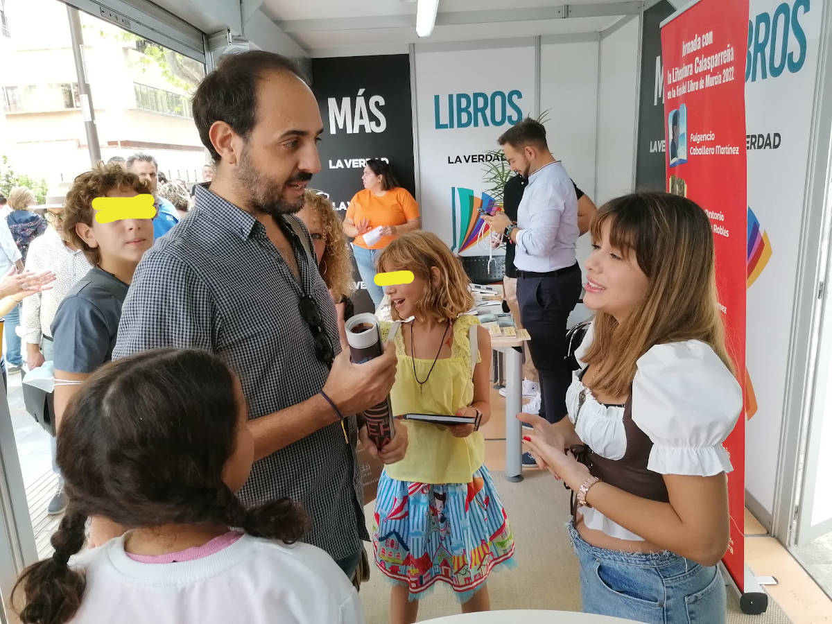 Autora en la caseta de La Verdad de la Feria del libro de Murcia 2022, uno de los principales puntos de celebración de eventos, siempre lleno de vida