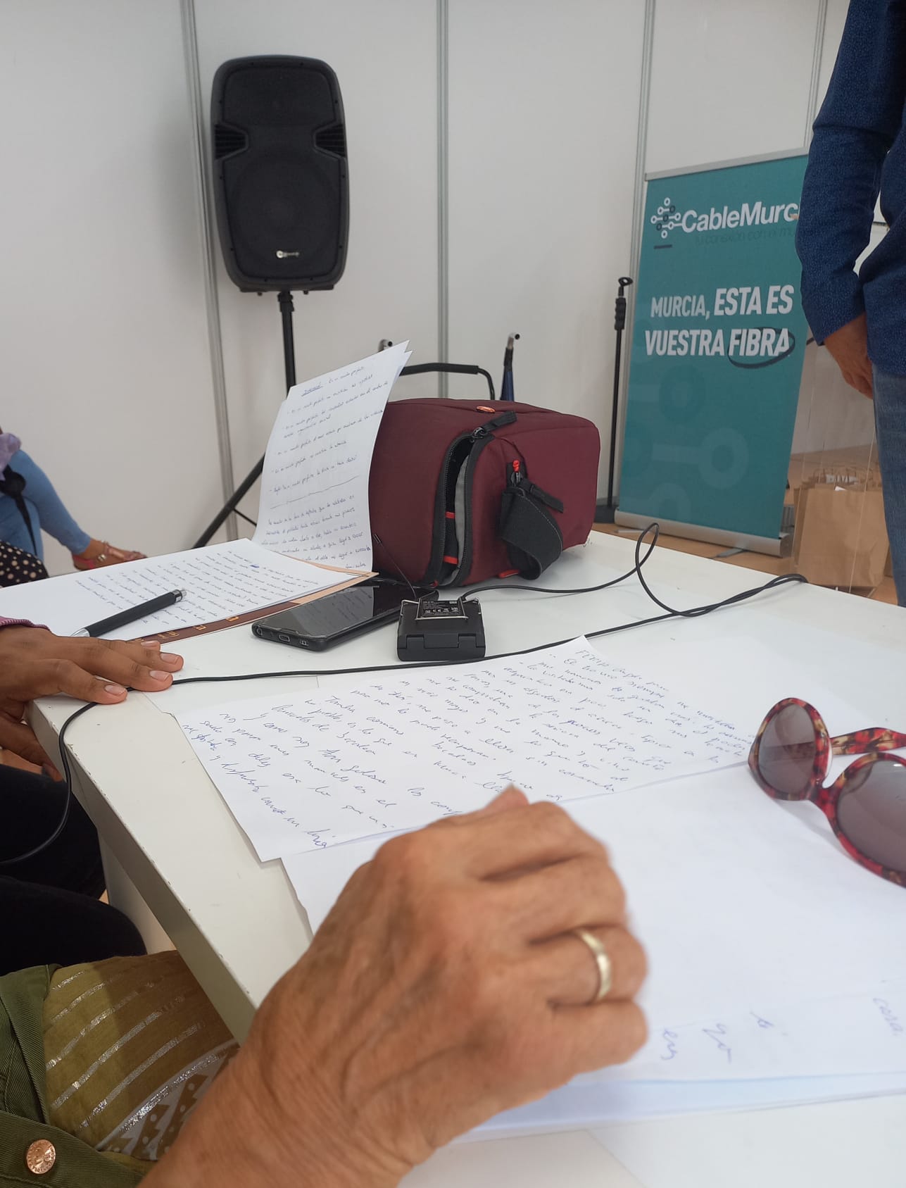 Detalle del momento de escritura en el Encuentro-taller con el programa de acompañamiento a personas mayores de Solidarios para el desarrollo celebrado en la Feria del libro de 2022 en forma de taller de microrrelatos