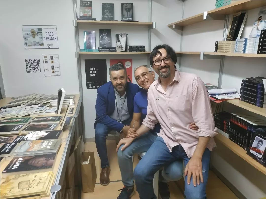 Una de las fotos más comentadas en redes sociales de la Feria del libro de Murcia 2022: Jesús Boluda, Paco Rabadán y Sergio Reyes buscan soluciones ante la escasez de sillas