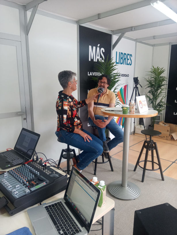 Mónica Jara y Sergio Reyes en directo en el podcast #Loqueseviene emitido en directo desde la caseta de La Verdad de la Feria del libro de Murcia 2022