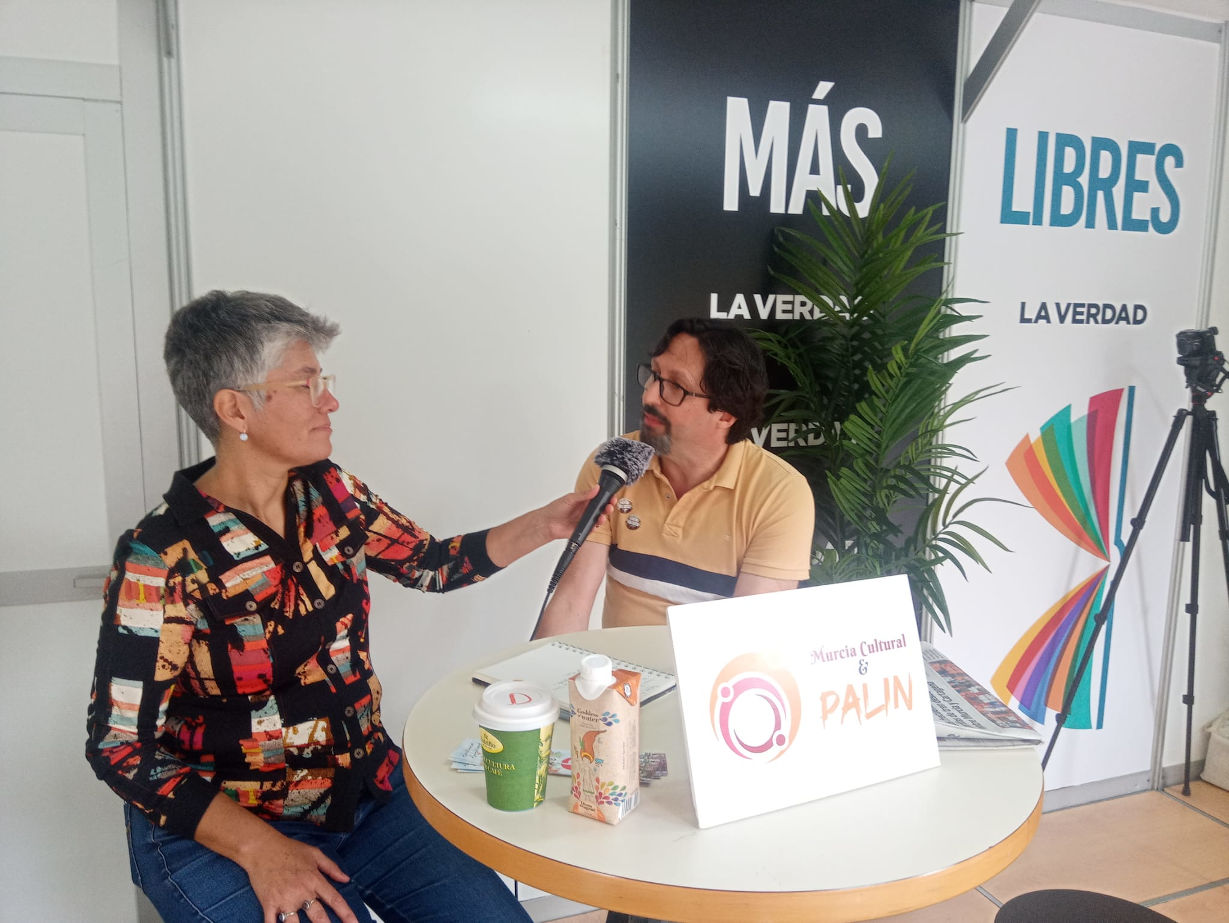Mónica Jara y Sergio Reyes en un momento del directo en el podcast #Loqueseviene emitido en directo desde la caseta de La Verdad de la Feria del libro de Murcia 2022