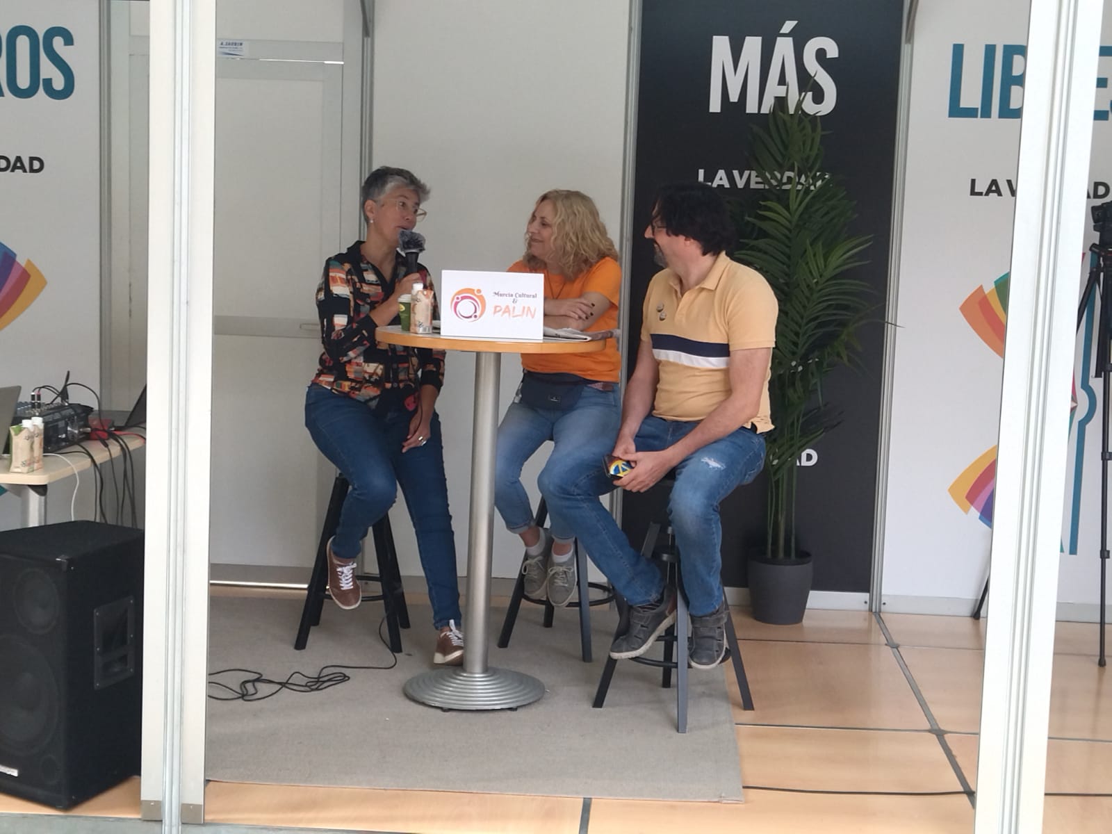 Mónica Jara, Pepa Sánchez y Sergio Reyes en directo en el podcast #Loqueseviene emitido en directo desde la caseta de La Verdad de la Feria del libro de Murcia 2022