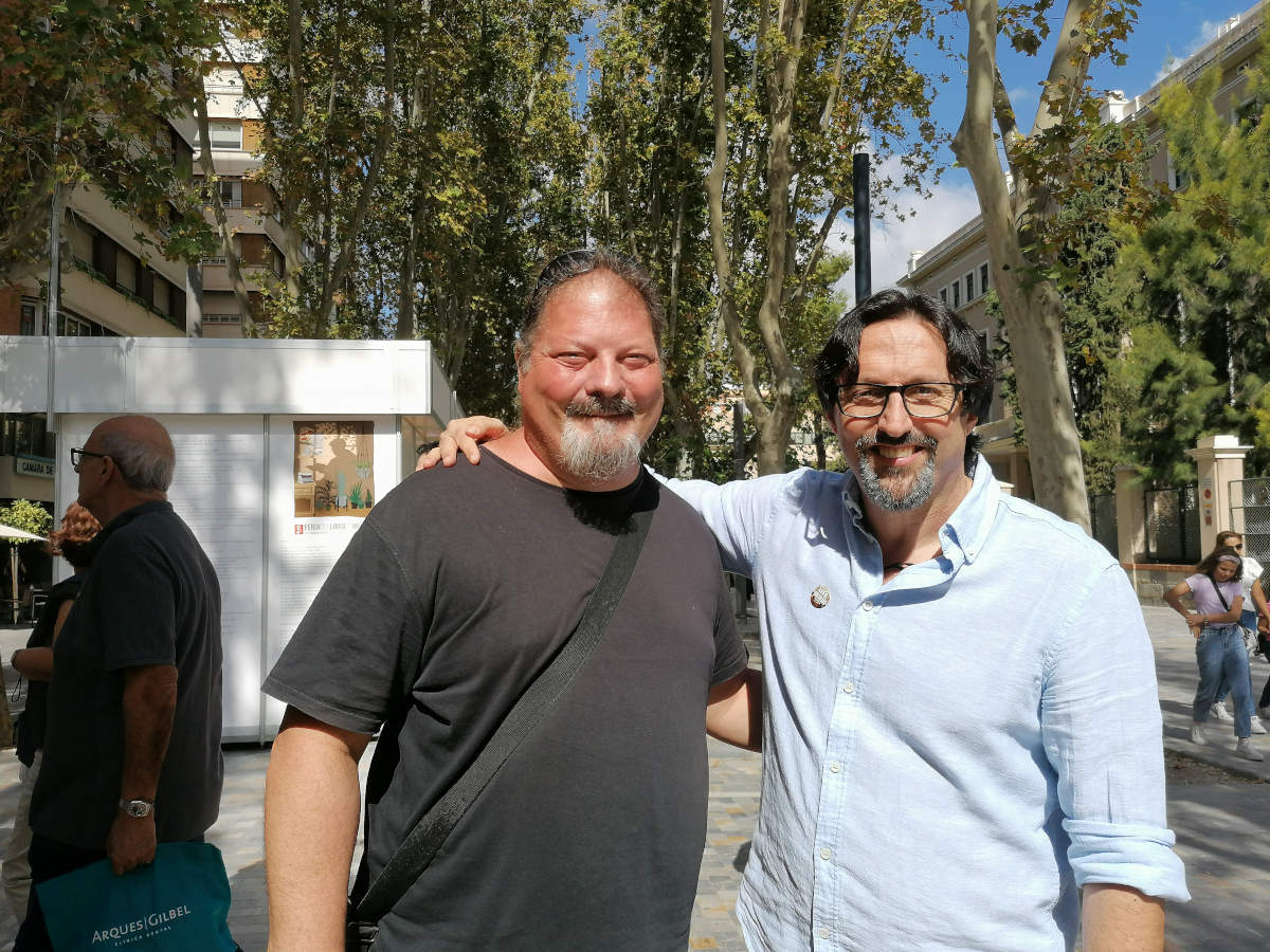 Carlos S. Olmo y Sergio Reyes en el paseo de la Feria del libro de Murcia 2022; reencuentros necesarios