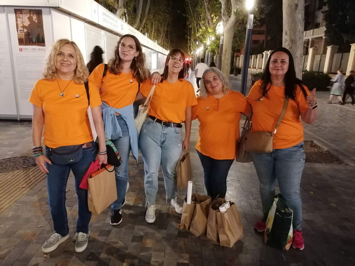 Parte del equipo de voluntarias de la Feria del libro de Murcia 2022 flanqueadas por sus coordinadoras: Pepa Sánchez y Rosa Ana Balibrea. Sin el voluntariado, la feria no sería posible.