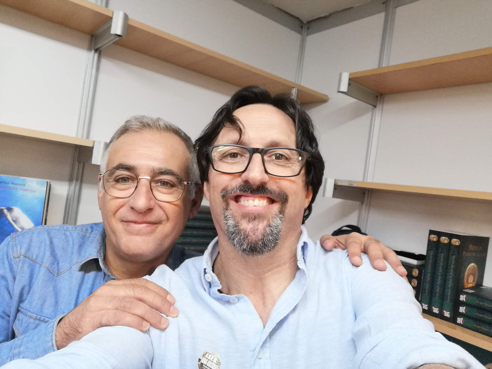 Paco Rabadán y Sergio Reyes en la caseta de ediciones Dokusou