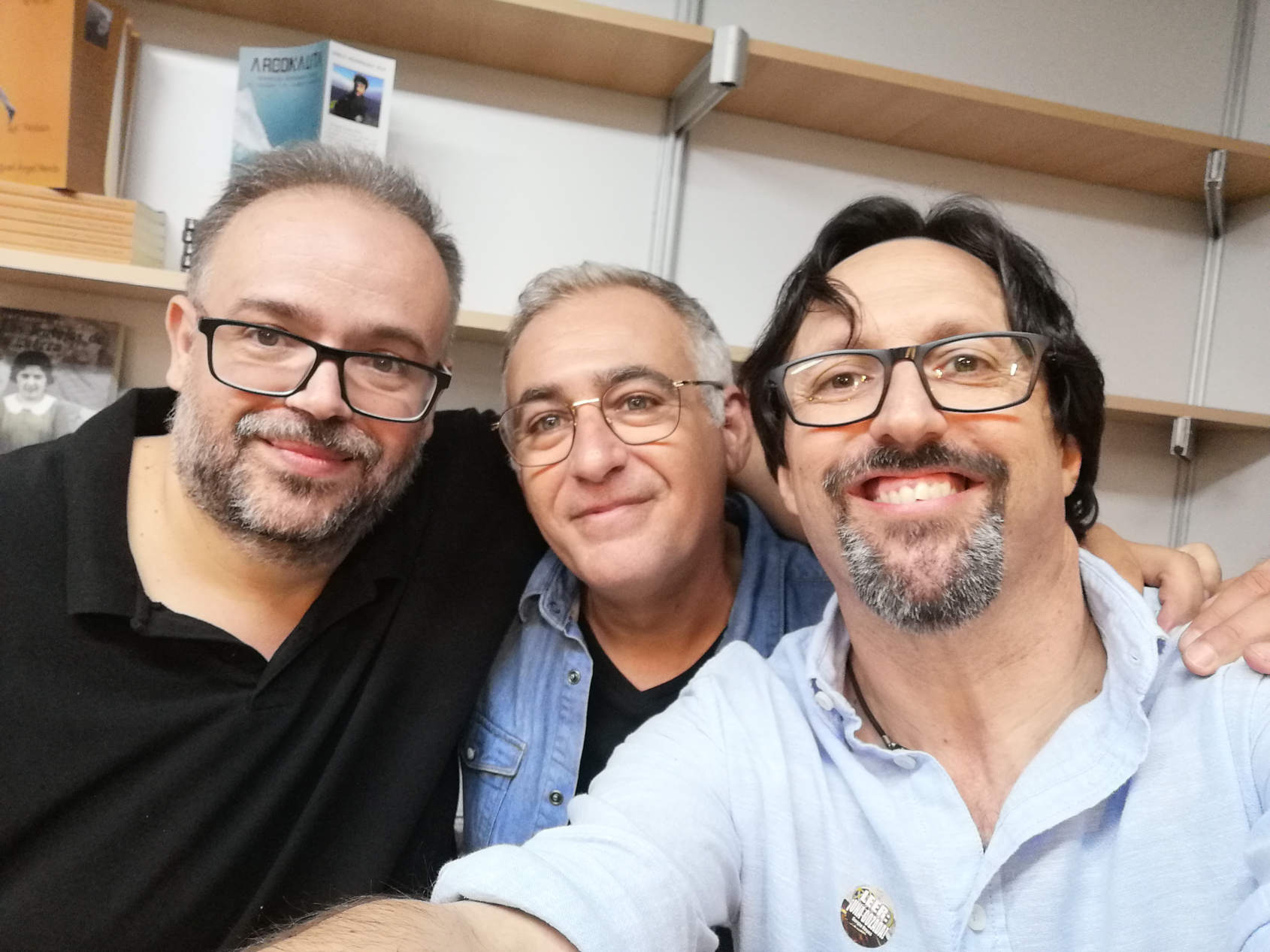Raúl Gómez (Dokusou), Sergio Reyes y Paco Rabadán en un momento de la Feria del libro de Murcia 2022 (también hay una foto similar en la feria de Almería de este mismo año, mira tú por dónde)