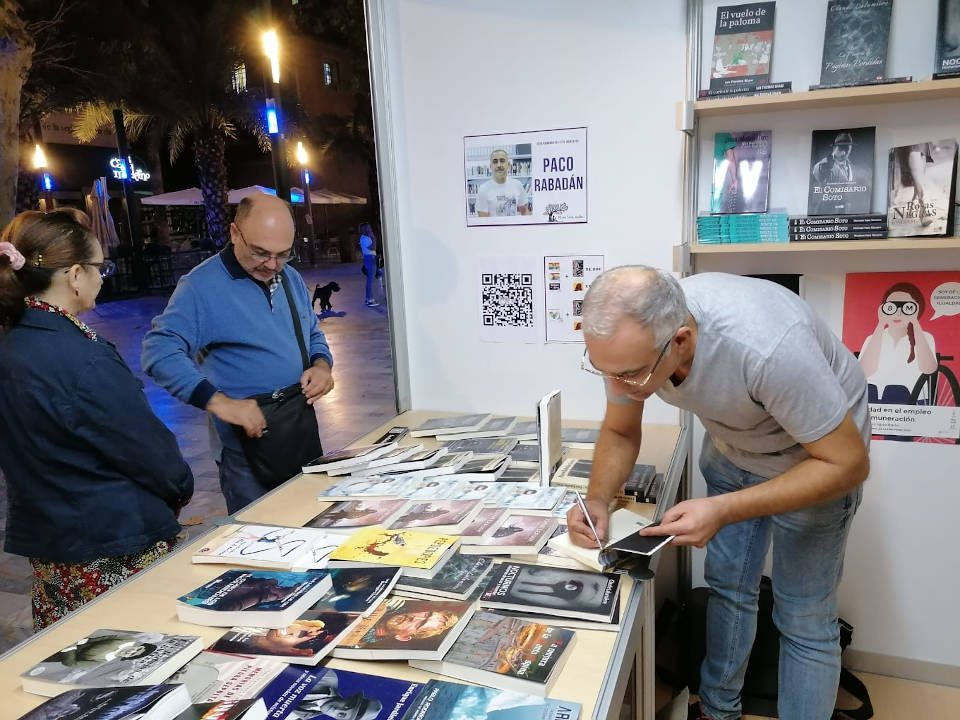Paco Rabadán firmando libros en la Feria del libro de Murcia 2022