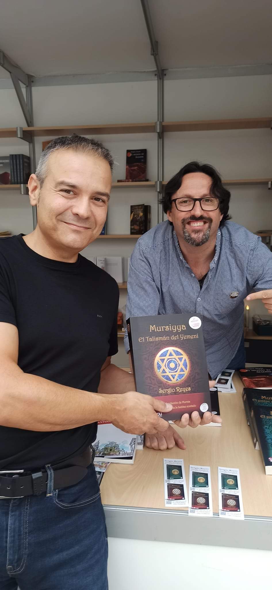 José Carlos Paniagua y Sergio Reyes en la caseta de ediciones Dokusou