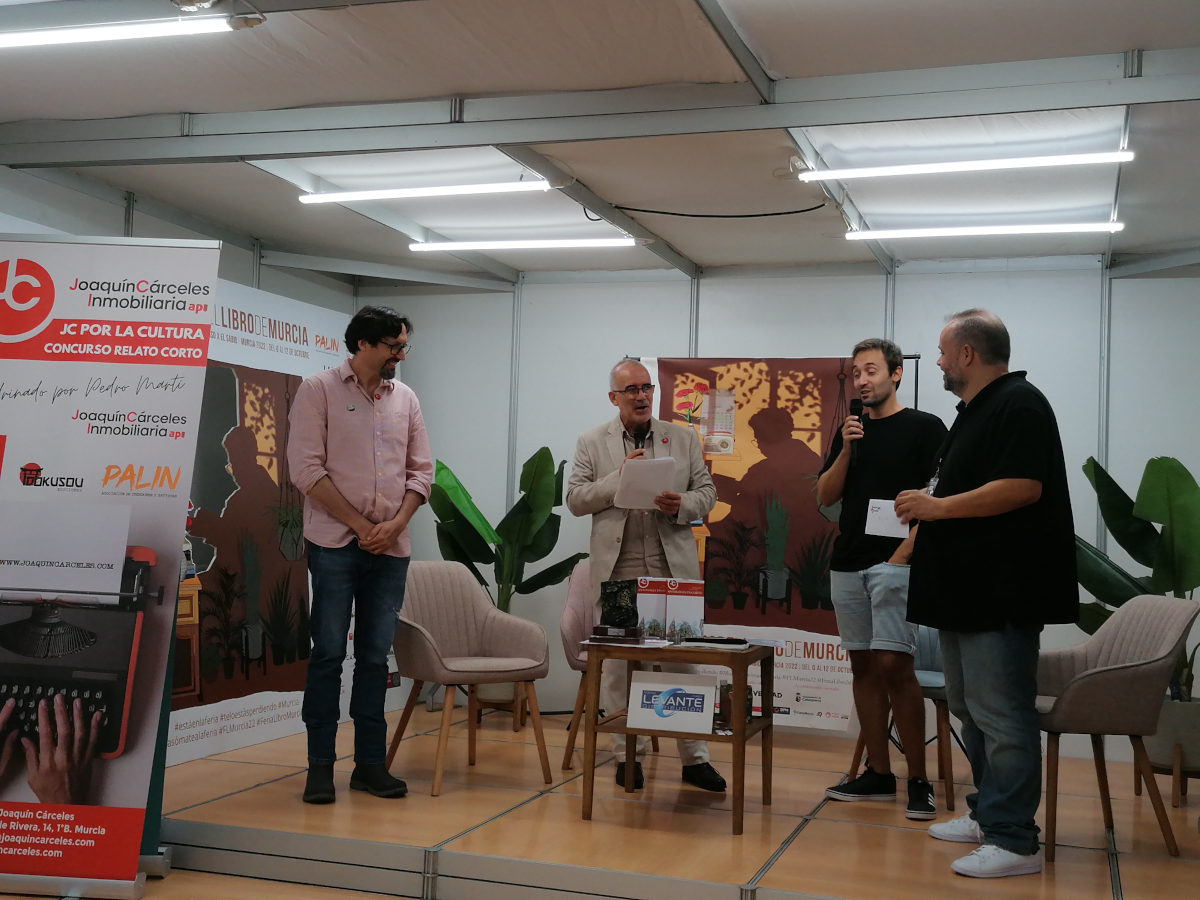 Pedro Martí habla en el acto de entrega de premios del concurso de relato corto JC por la Cultura promovido por Inmobiliaria Joaquín Cárceles en la Feria del libro 2022