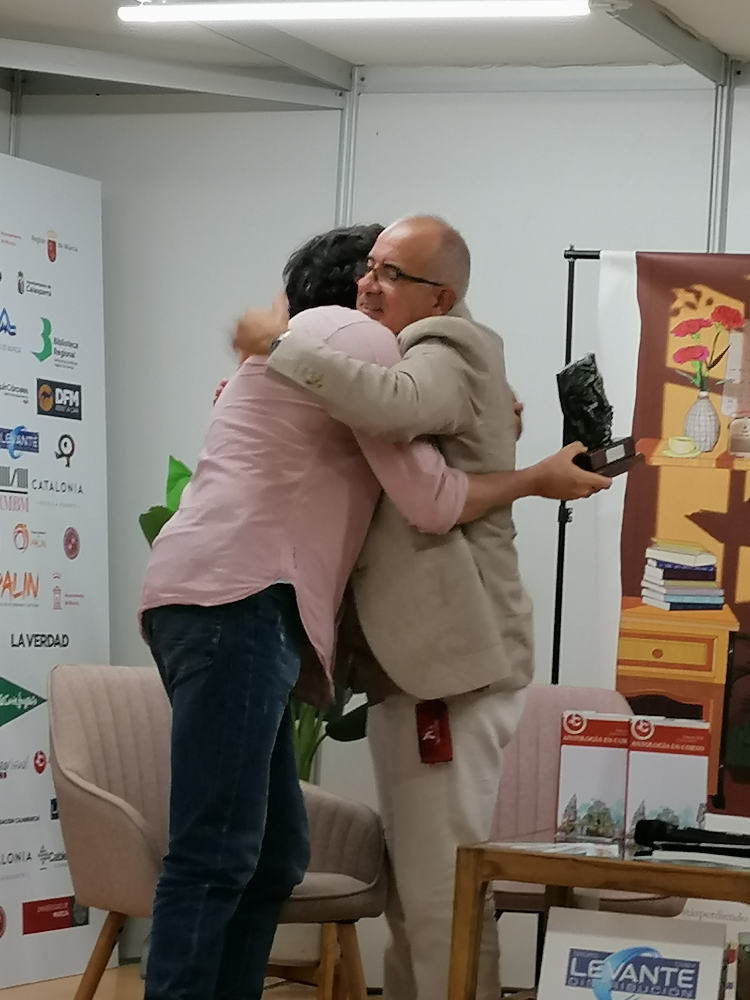 Sergio Reyes abrazado a Joaquín Cárceles, impulsor de la Cultura a través de premios como el de JC por la Cultura