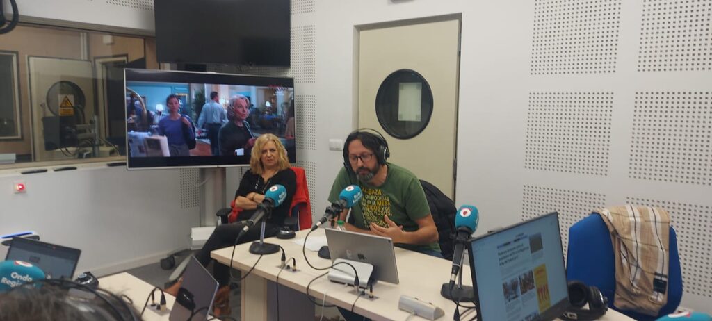 Sergio Reyes habla sobre la leyenda del Rey Lobo en los estudios de Onda Regional de Murcia durante la emisión del programa El último Peldaño con el apoyo moral de Pepa Sánchez